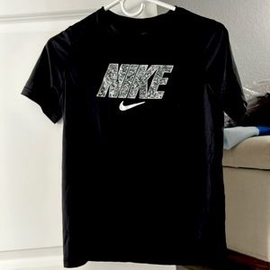 The Nike Tee Boys Dri-Fit Youth Large